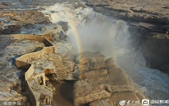 彩虹横跨黄河壶口瀑布 低温下冰挂层层叠叠