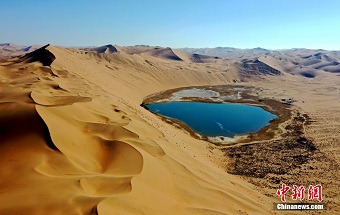 巴丹吉林沙漠湖泊 如同璀璨寶石