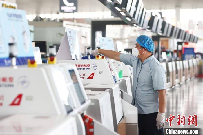 8月26日，南京祿口機場恢復(fù)國內(nèi)航班運行。圖為機場內(nèi)工作人員進行消殺。泱波 攝