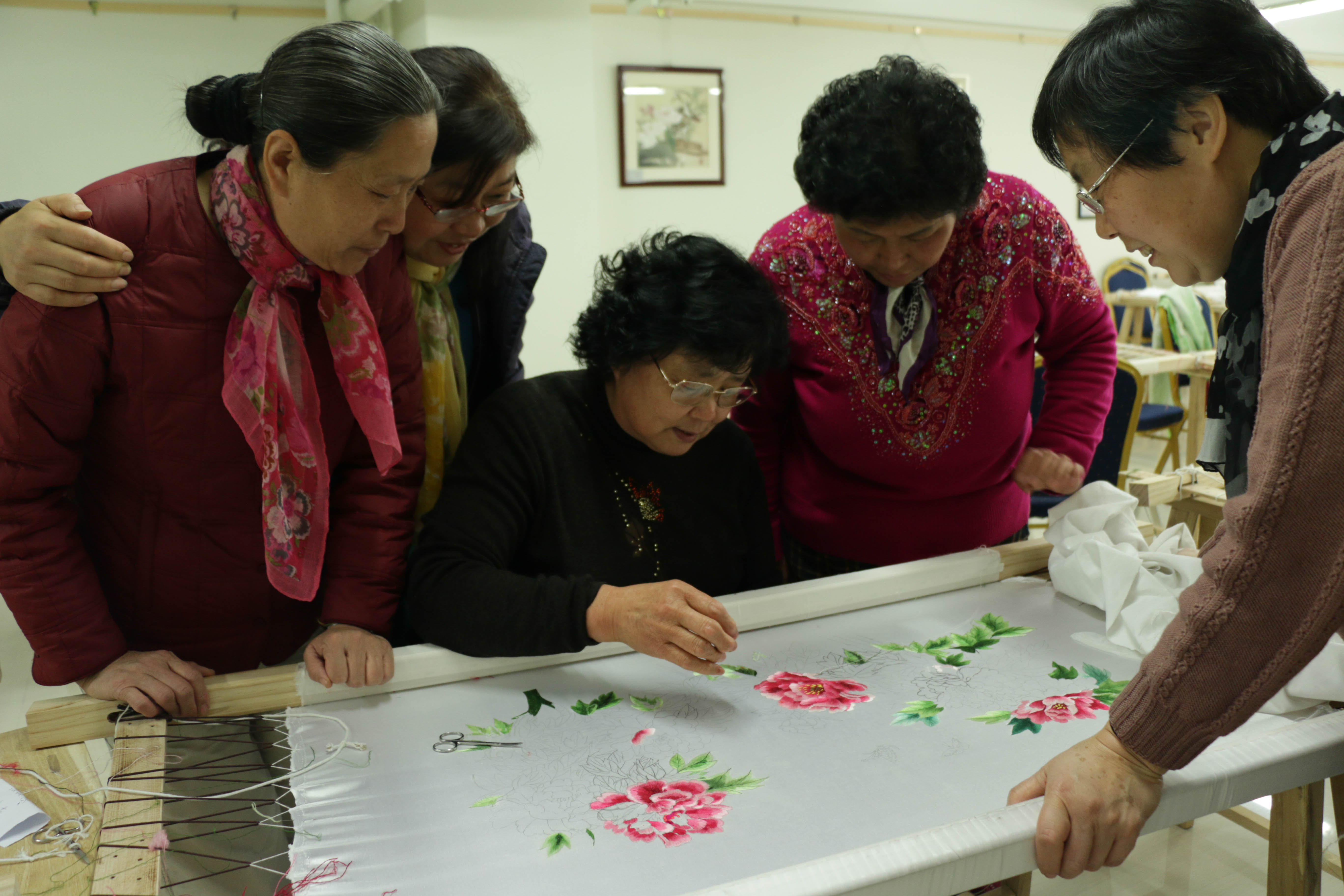 2015年濰坊市實(shí)施“九千繡花女”培訓(xùn)工程，助力精準(zhǔn)扶貧——省級傳承人丁