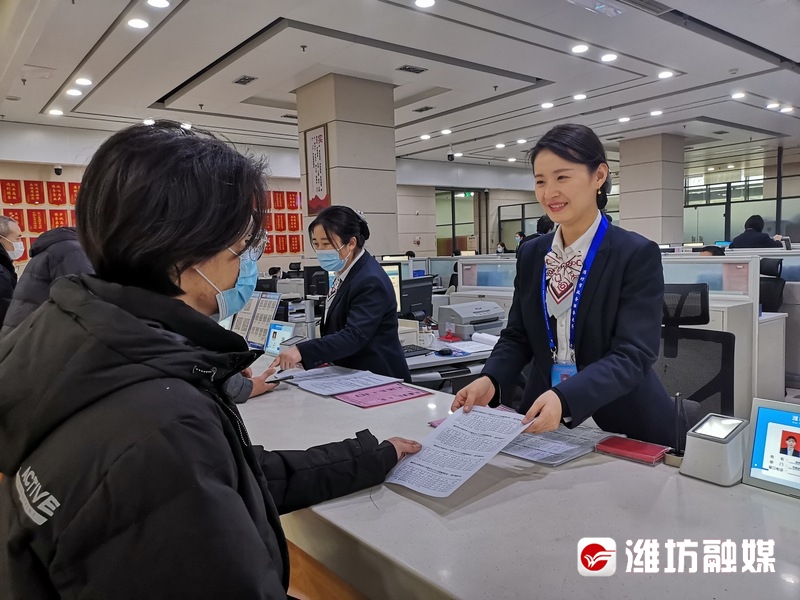 潍坊市社保中心工作人员正在为群众介绍参保、续保业务。落地落实社