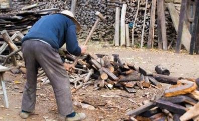 不能讓農村老人八九十歲還自己劈柴做飯