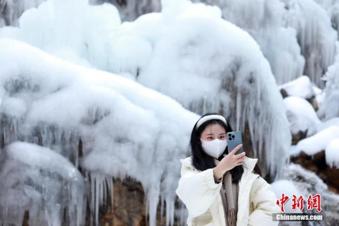 2022年1月3日，元旦假期，河南省北部的世界地質(zhì)公園云臺(tái)山內(nèi)冰瀑冰掛景觀吸引游人。 <a target=