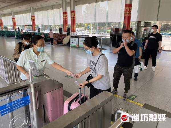 公路铁路客流未明显上升7日上午,记者来到潍坊汽车总站看到,售票大厅