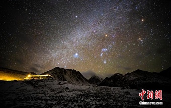 甘肅肅南巴爾斯雪山星空璀璨