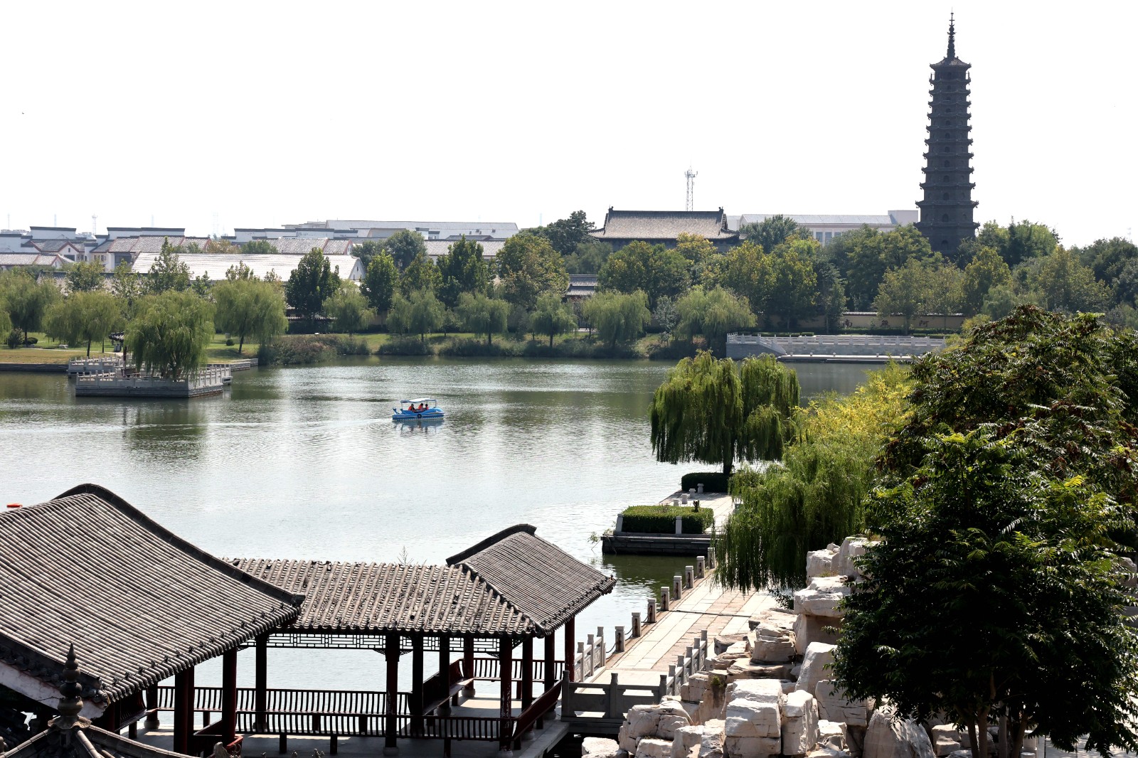 9月12日，濱州市無棣縣古城風景區(qū)，藍天白云，風輕云淡，生態(tài)美景，清秀怡人，景區(qū)荷花灣，游人劃船賞景，悠哉悠哉。（記者 盧鵬 通訊員 初寶瑞 報道）