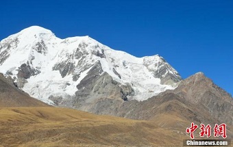 西藏瓊穆崗嘎雪山風光壯美